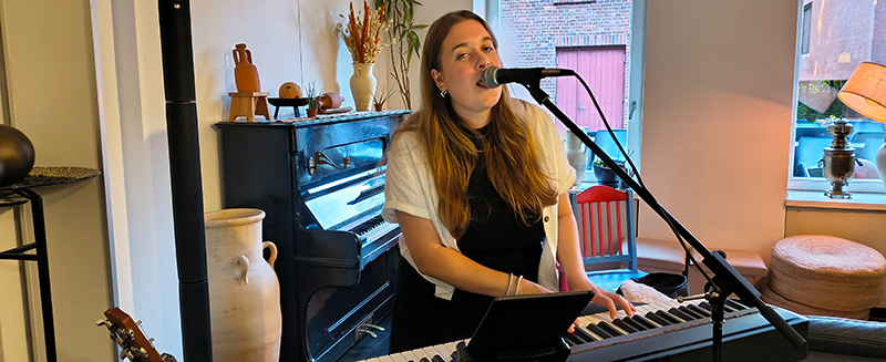 Johanna Erdmann am Klavier bei der Eröffnung der Schaufenstergalerie 2026