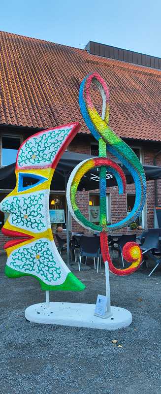 Notenschlüssel vor dem Café Livia Schaufenstergalerie 2026