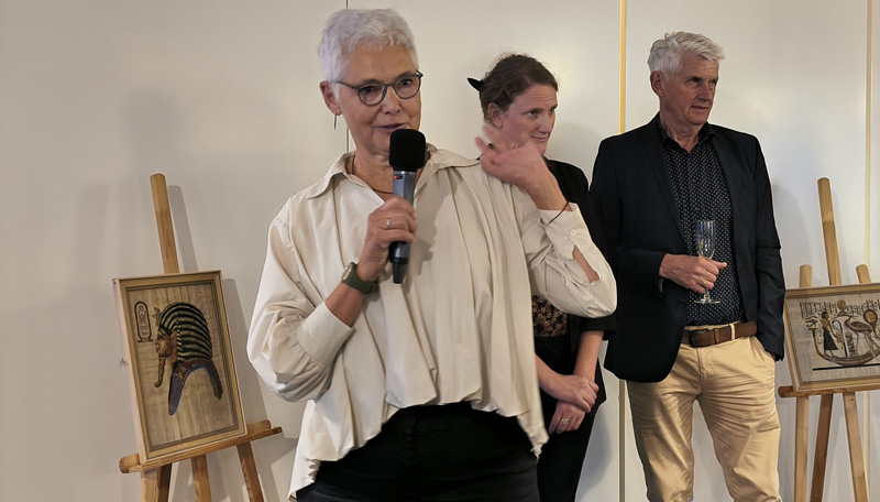 KURIOS Vorsitzende Susanne Winkler bei der Eröffnung der Schaufenstergalerie 2026