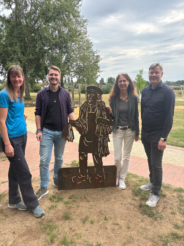 Tuchmacher Silhouette aus Metall wird vor dem Tuchmacher Museum präsentiert