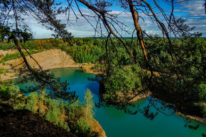 See mit grüner Landschaft im Ueffelner Steinbruch