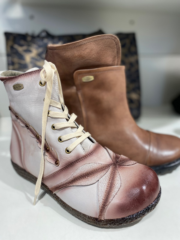Boots in Naturtönen von Laura Vita bei Schuhhaus Griese