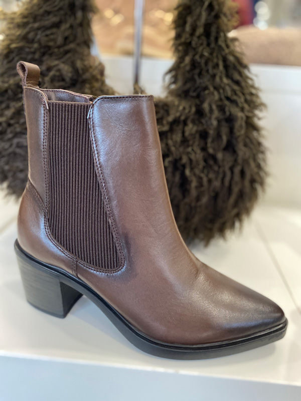 Chelsea Boots in Braun von Laura Vita bei Schuhhaus Griese