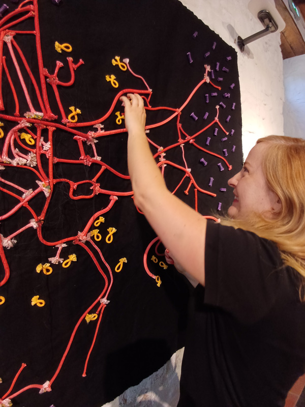 Andrea Ziegler beim Aufbau der Ausstellung „Verbindungen – Bramsche textil gesehen“ im Tuchmacher Museum Bramsche