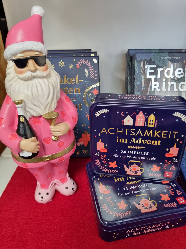 pinkfarbener Weihnachtsmann mit Sektglas und -flasche und weitere Geschenke für Weihnachten - Twenhäfel Spielwaren