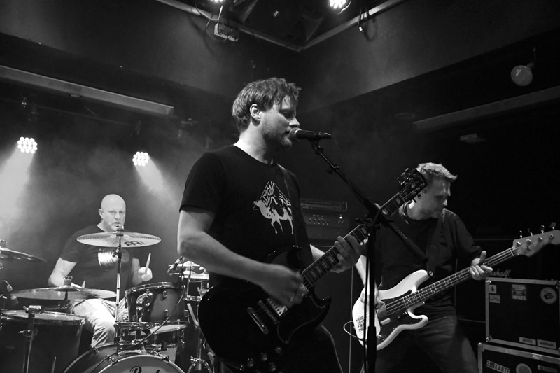 Bandfoto live auf der Bühne Black Charger
