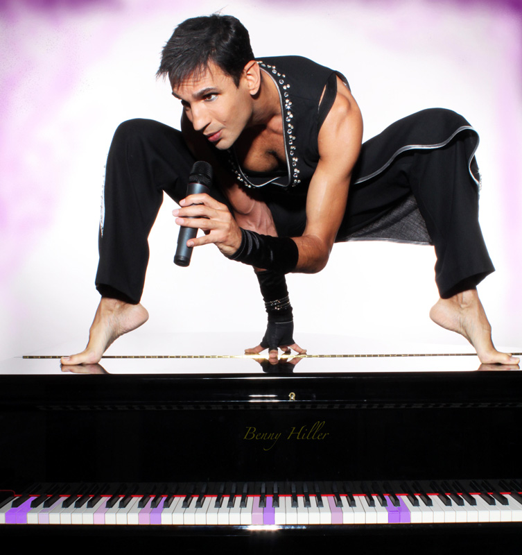 Showfoto Benny Hiller auf einem Klavier