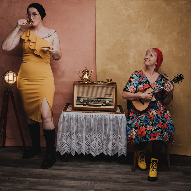 Buttervogel - Musik mit Schnauze Jule und Sabine mit altem Radio und Ukulele