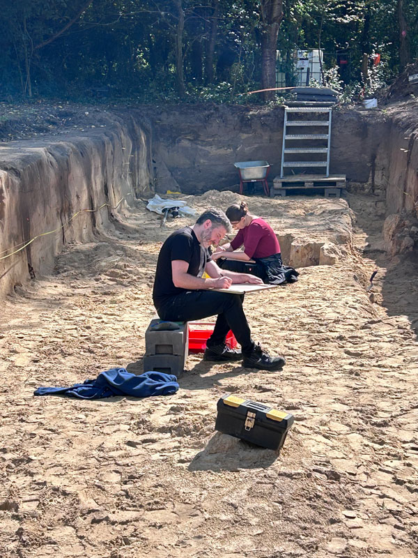 Mann und Frau bei der Grabung im Museum und Park Kalkriese