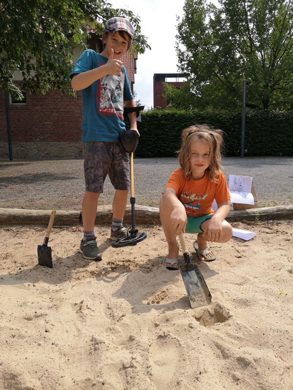 2 Kinder bei einer Grabung mit Metalldetektor Museum und Park Kalkriese